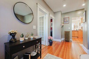 Interior - Old Brookline Charm 5 minLongwood In-Unit Laundry (Brookline)