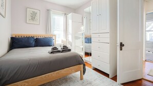 3 bedrooms, WiFi (free), bed sheets - Old Brookline Charm 5 minLongwood In-Unit Laundry (Brookline)