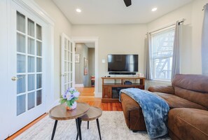 Smart TV - Old Brookline Charm 5 minLongwood In-Unit Laundry (Brookline)