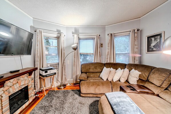 Smart TV - Old Brookline Charm 5 minLongwood In-Unit Laundry (Brookline)