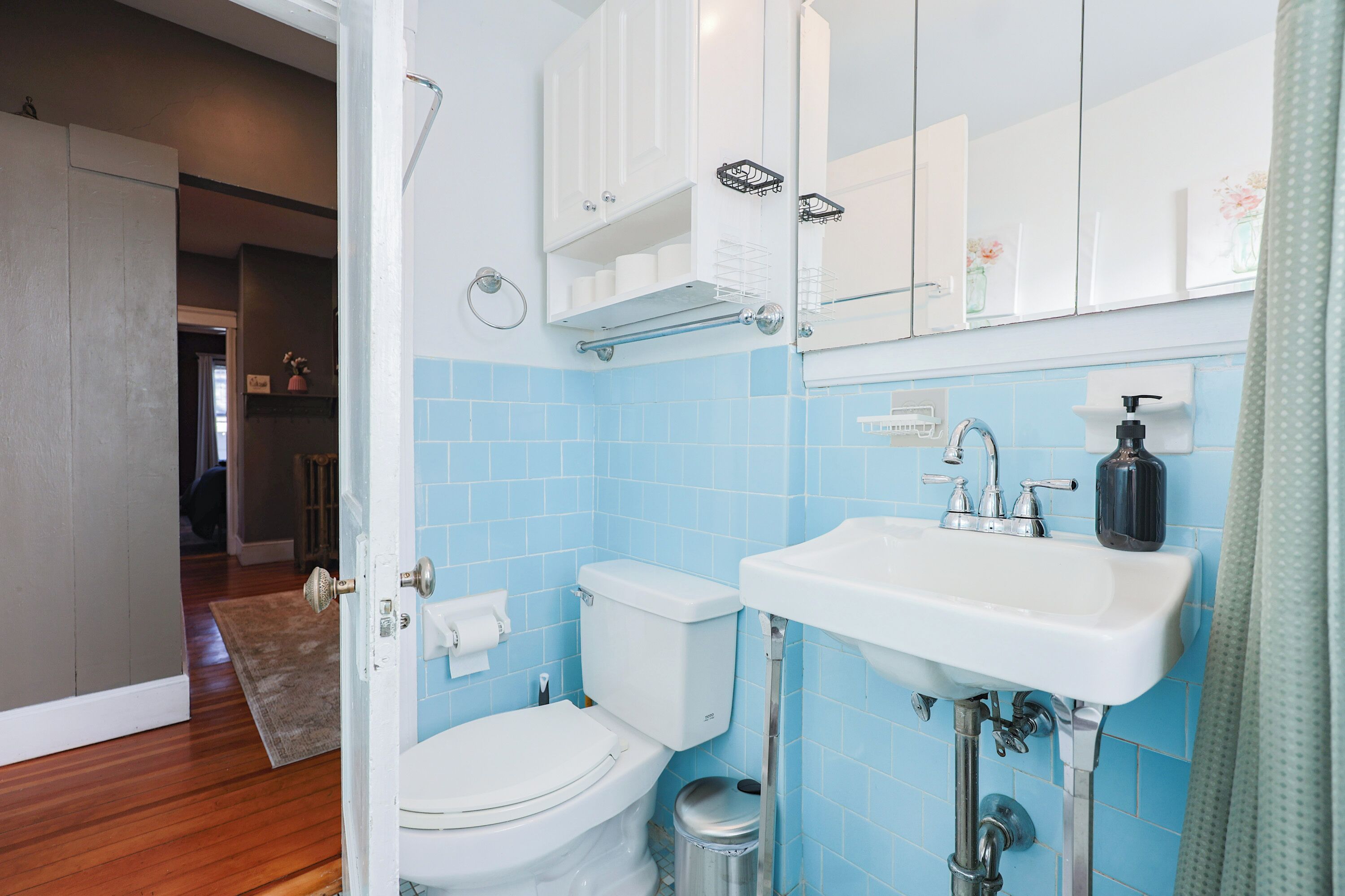 Serviettes fournies, savon, papier toilette