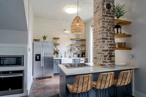 Fridge, microwave, oven, stovetop - Charming Historic Duplex in Midtown Galveston (Galveston)