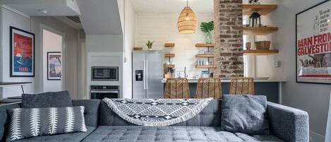 Een televisie en boeken