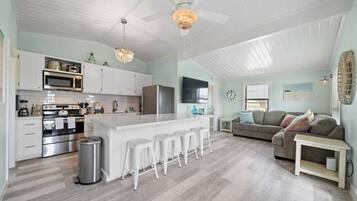 Lemari es, microwave, oven, dan kompor