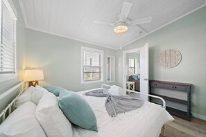 Bureau, fer et planche à repasser, lit parapluie, Wi-Fi