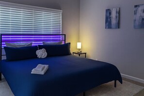 1 bedroom, desk, iron/ironing board, WiFi - Designer 1B/1B - King Suite - Steps from the Lake (Sparks)