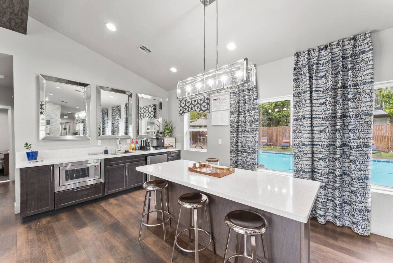 Geladeira, micro-ondas, fogão, cooktop