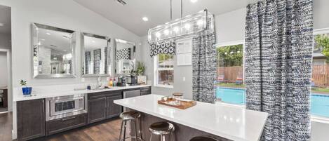 冰箱、微波炉、烤箱、炉灶