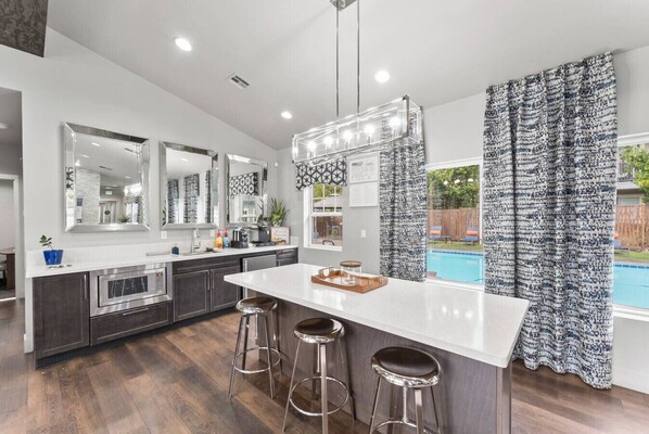 Geladeira, micro-ondas, fogão, cooktop