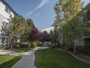 Property grounds - Designer 1B/1B - King Suite - Steps from the Lake (Sparks)