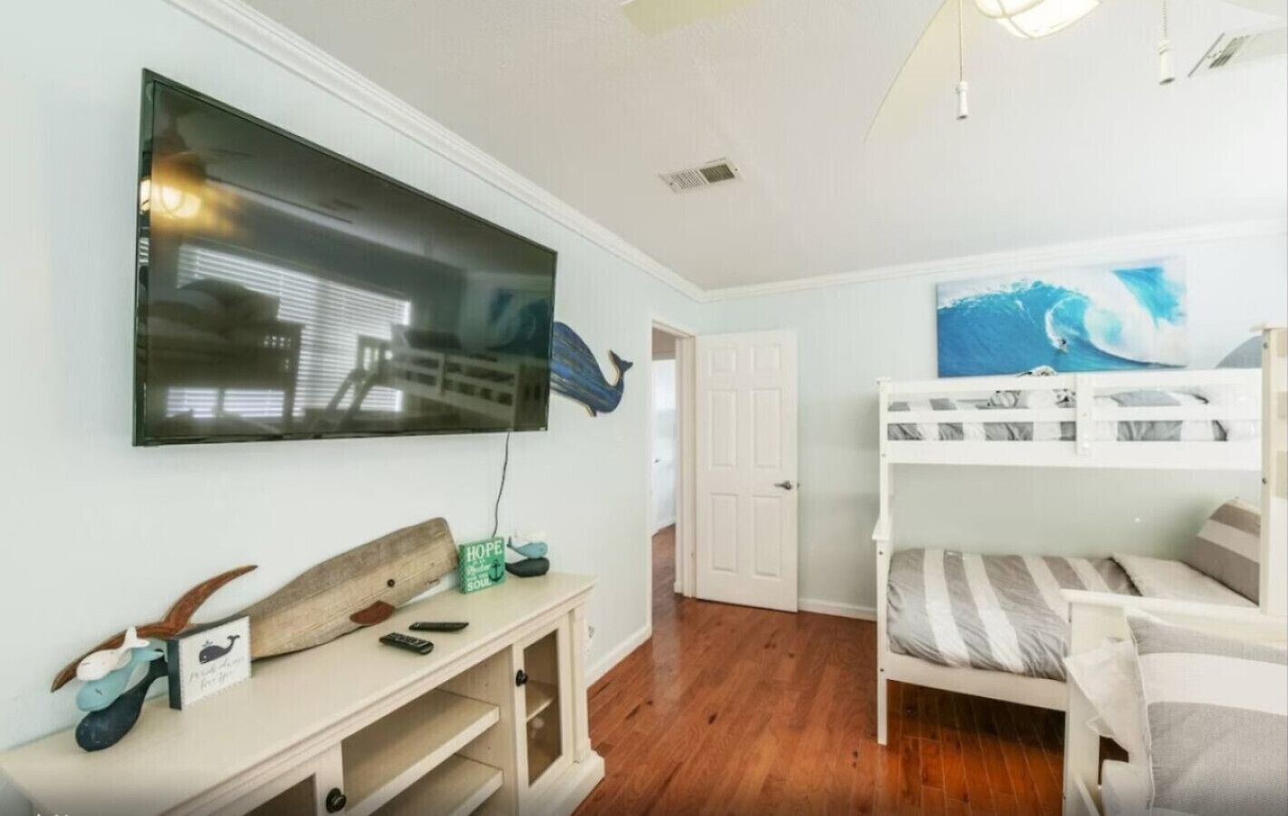 3 habitaciones, escritorio y tabla de planchar con plancha 