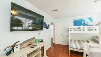 3 chambres, bureau, fer et planche Ă repasser, lit parapluie