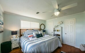 3 habitaciones, escritorio y tabla de planchar con plancha 