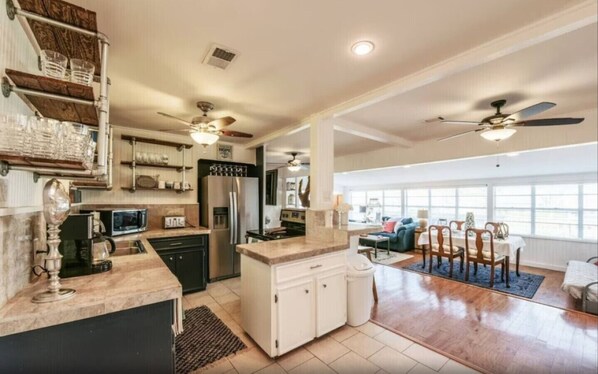 雪櫃、微波爐、焗爐、爐具