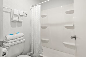 Chuveiro, toalhas de banho, sabonete, papel higiênico