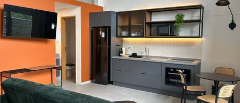 Deluxe tweepersoonskamer | Een kluis op de kamer, een bureau, een laptopwerkplek