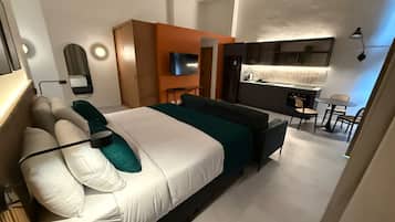 Deluxe Double Room | In-room safe, desk, laptop workspace, soundproofing