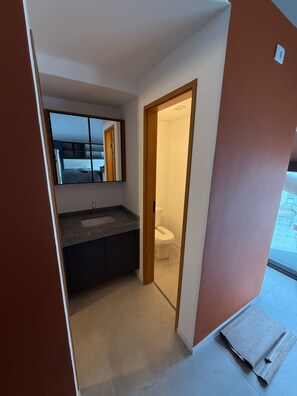 Deluxe Double Room | Bathroom | Free toiletries, hair dryer, towels, soap