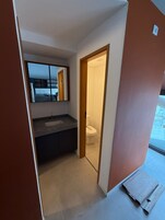 华丽双人房 | 浴室 | 免费洗浴用品、吹风机、毛巾、肥皂