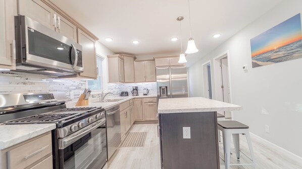 Microondas, horno, placa de cocina y lavavajillas