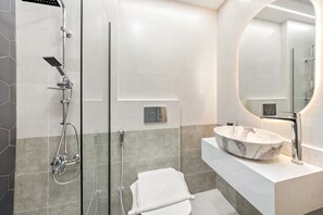 Shower, hair dryer, towels, shampoo - Contemporary 2 BD in Dubai Marina (Dubai)