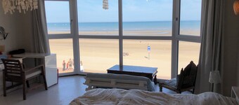 Villaloha, luxury home on the sea wall.