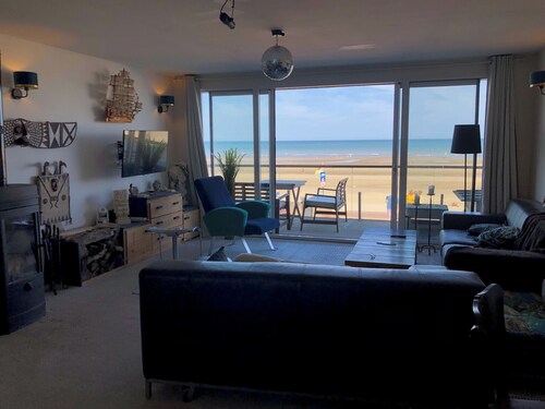 Villaloha, luxury home on the sea wall.