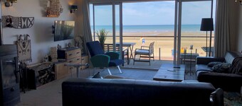 Villaloha, luxury home on the sea wall.