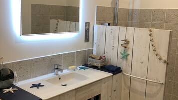 Douche, serviettes fournies, savon, papier toilette
