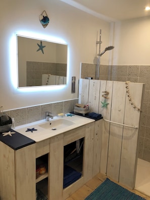 Regadera, toallas, jabón, papel de baño