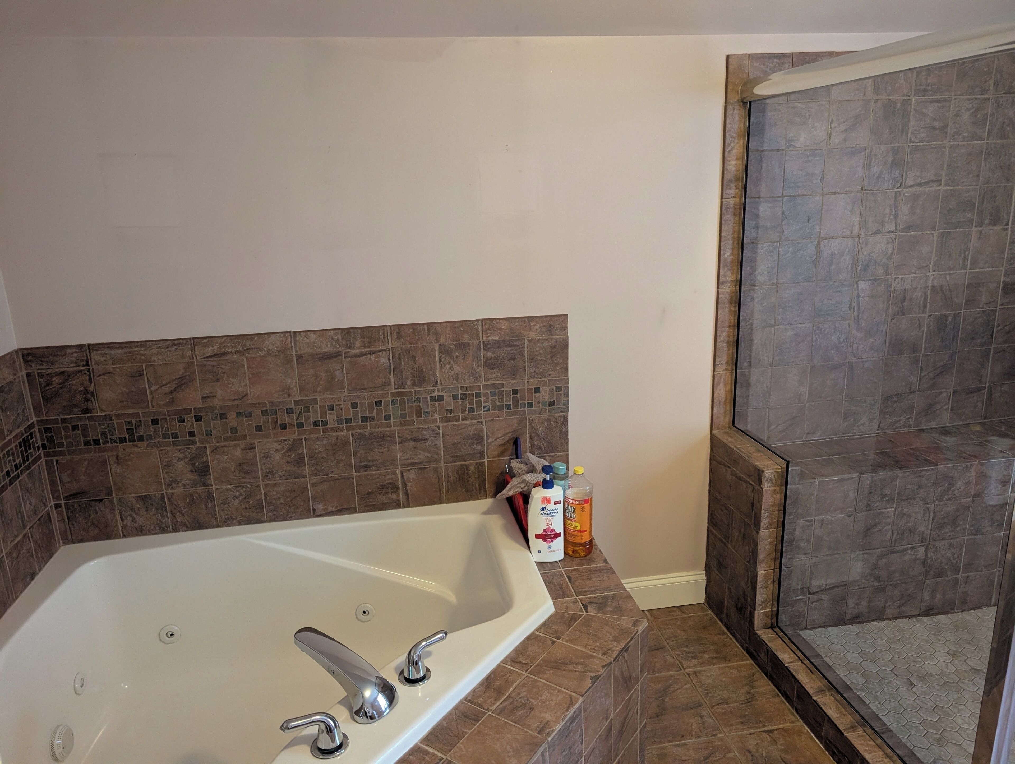 Tina de hidromasaje, secadora de cabello, toallas, jabón 