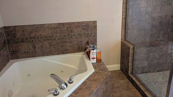 Tina de hidromasaje, secadora de cabello, toallas, jabón