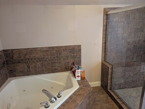 Tina de hidromasaje, secadora de cabello, toallas, jabón 