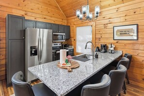 Fridge, microwave, oven, stovetop - Big Buck Retreat - Douglas Lake Resort Sevierville (Sevierville)