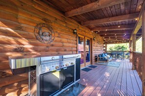 Terrace/patio - Big Buck Retreat - Douglas Lake Resort Sevierville - Cabin overlooking the Smoky Mountains (Sevierville)