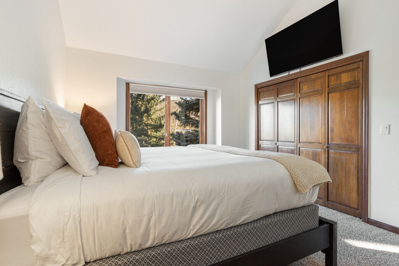 4 habitaciones, tabla de planchar con plancha, wifi y ropa de cama 