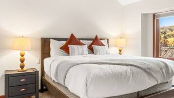 4 bedrooms, iron/ironing board, WiFi, bed sheets