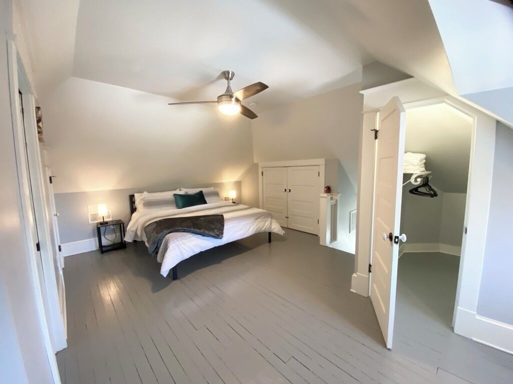 2 bedrooms, desk, iron/ironing board, travel crib