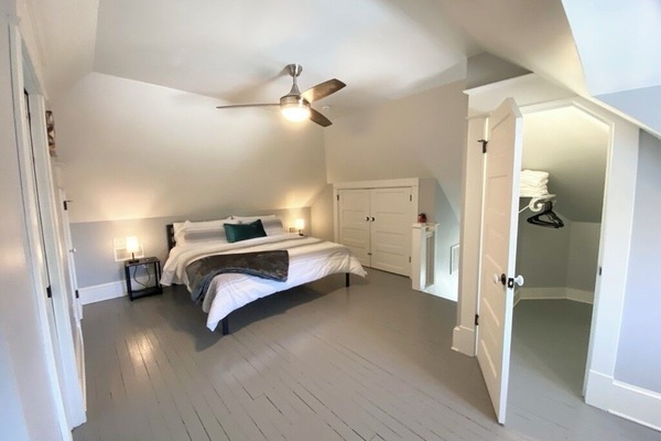 2 chambres, bureau, fer et planche à repasser, lit de bébé portatif