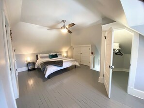 2 多间卧室、办公桌、熨斗/熨衣板、旅行婴儿床