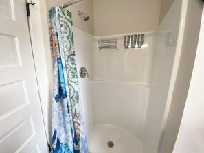 Douche, séchoir à cheveux, serviettes fournies, savon