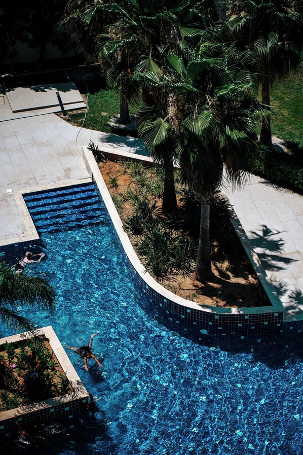 Sisäuima-allas, kauden mukainen ulkouima-allas, aurinkotuoleja