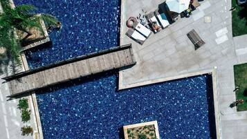 Innenpool, Außenpool (je nach Saison geöffnet), Liegestühle