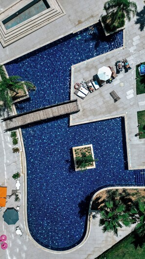 Een binnenzwembad, een seizoensgebonden buitenzwembad