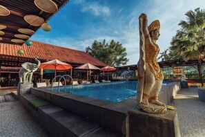 Outdoor pool - Semaya One Beach Hotel (Bali)