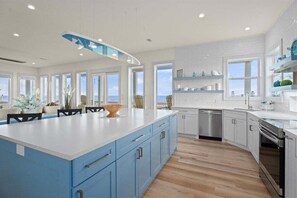 Fridge, microwave, oven, stovetop - Beachfront | Hot Tub | Sleeps 20 (Crystal Beach)