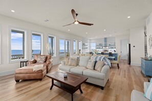 Smart-TV, Bücher, Stereoanlage