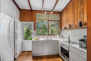 Fridge, microwave, oven, stovetop - Forest Trails Escape Bushland Serenity near Beach (Austinmer)