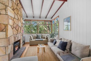 Fireplace, books - Forest Trails Escape Bushland Serenity near Beach (Austinmer)