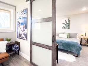 1 bedroom, iron/ironing board, WiFi, bed sheets - The Snake River Downtown Retreat (Idaho Falls)